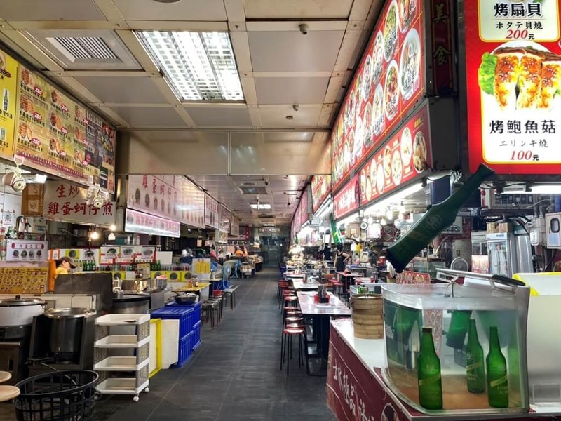 10月2日から改修のため休業する士林市場地下1階のグルメ街＝台北市市場処提供