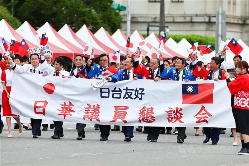 日本の超党派議員連盟「日華議員懇談会」（日華懇）の議員団は立法院（国会）の超党派議員連盟「台日交流聯誼会」のメンバーと共にパレードし、「日台友好」をアピールした＝2023年10月10日、中央社記者王騰毅撮影
