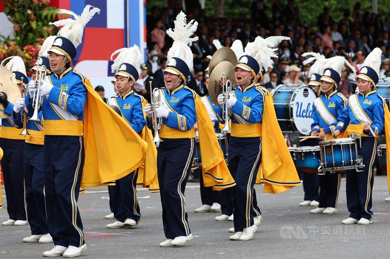 米カリフォルニア大学ロサンゼルス校のUCLAブルーイン・マーチングバンド＝2023年10月10日、中央社記者王騰毅撮影