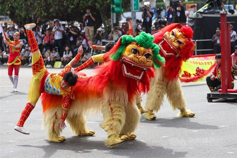 国立伝統芸術センターは獅子舞などを披露した＝2023年10月10日、中央社記者呉家昇撮影