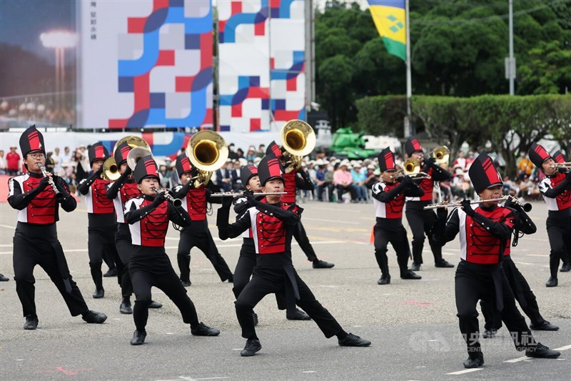 台北市立建国高校の楽旗聯隊（マーチングバンド）＝2023年10月10日、中央社記者呉家昇撮影