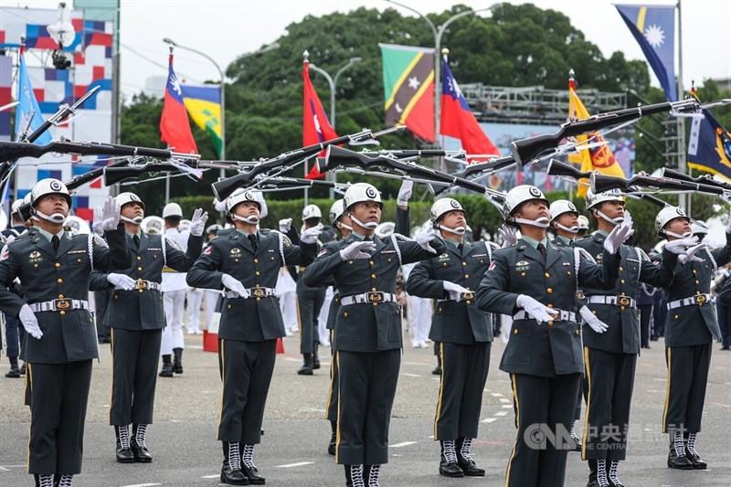 国防部（国防省）聯合音楽隊と三軍儀仗隊によるパフォーマンス＝2023年10月10日、中央社記者呉家昇撮影