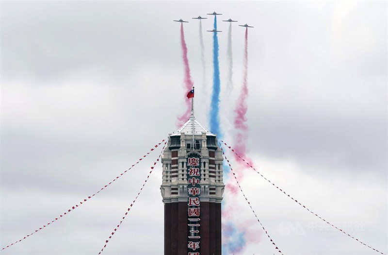 中華民国国旗の赤、青、白の3色のカラースモークを噴出しながら総統府上空を飛行する「サンダータイガース」（雷虎小組）＝2023年10月10日、中央社記者張皓安撮影