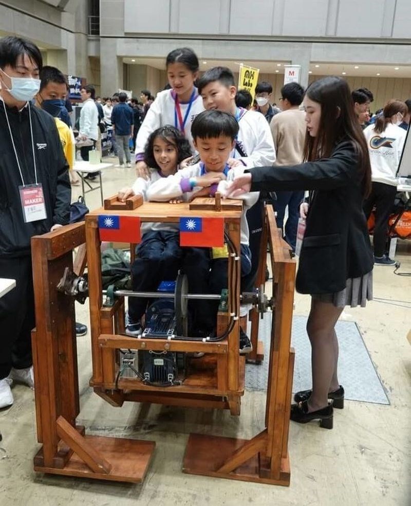 嘉義市の蘭潭中学校の教員と生徒が旧校舎の机や椅子を再利用して制作した機械獣「巨獣 V2」。人が乗って操作し移動できる＝蘭潭中学校提供