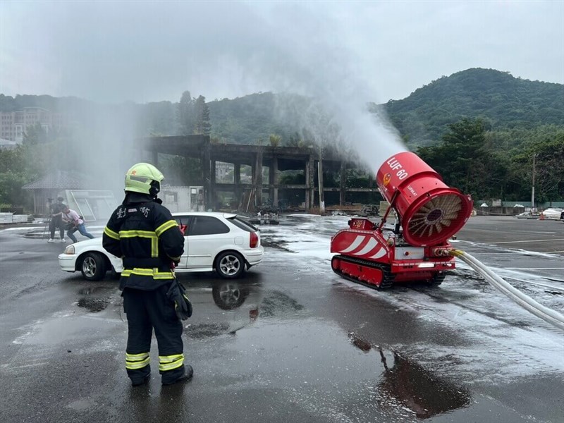 台北市政府消防局が導入した遠隔操作が可能な多機能消防ロボット＝台北市政府消防局提供