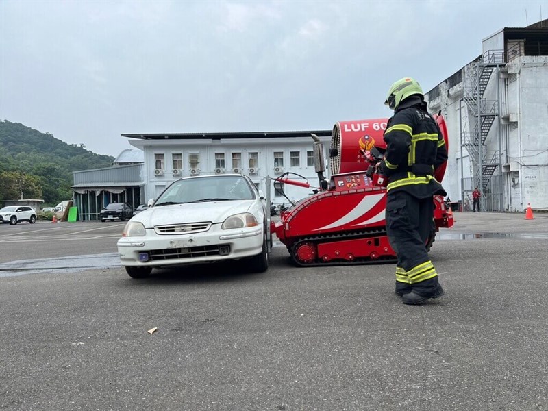 台北市政府消防局が導入した遠隔操作が可能な多機能消防ロボット＝台北市政府消防局提供