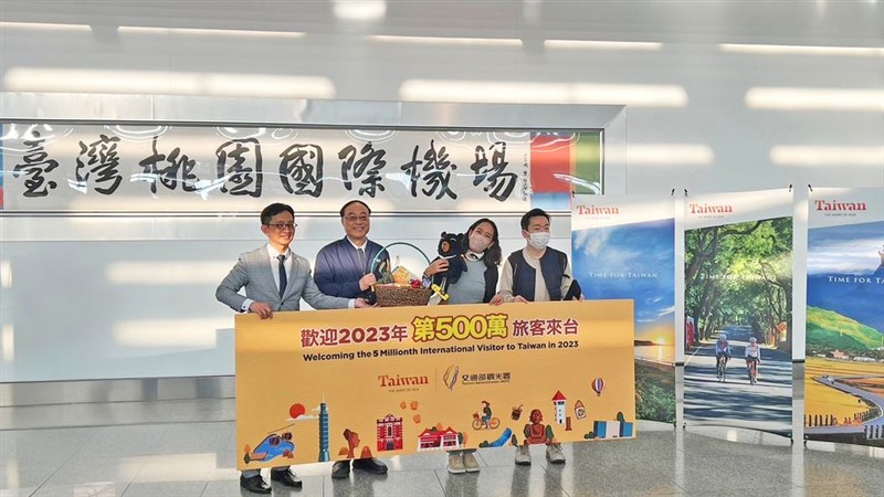 桃園国際空港で今年500万人目の訪台客となるタイ人女性（右から2人目）を出迎えた周永暉観光署長（左から2人目）ら（観光署提供）