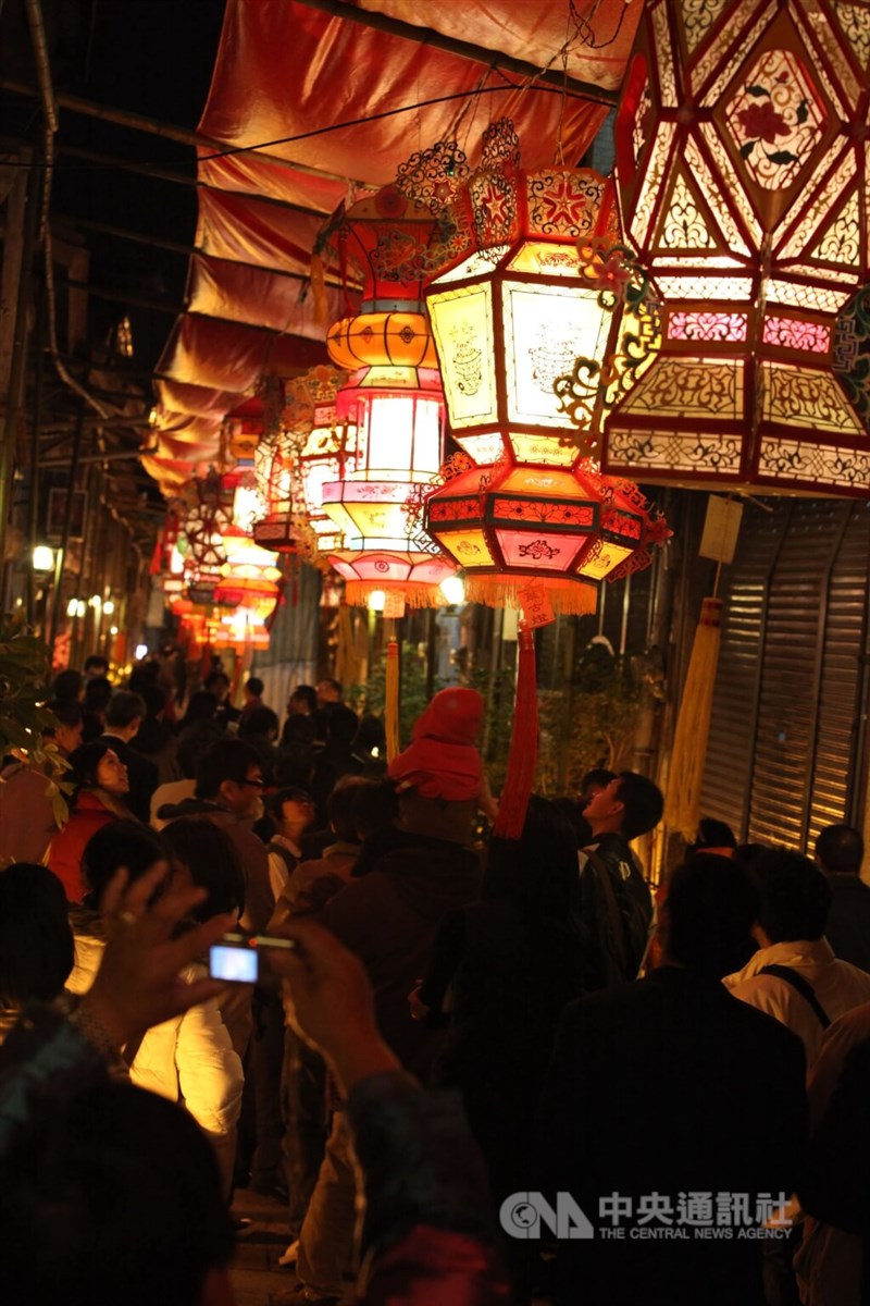 旧暦お正月を迎え、点灯されている家々のちょうちん＝2011年、台南市神農街