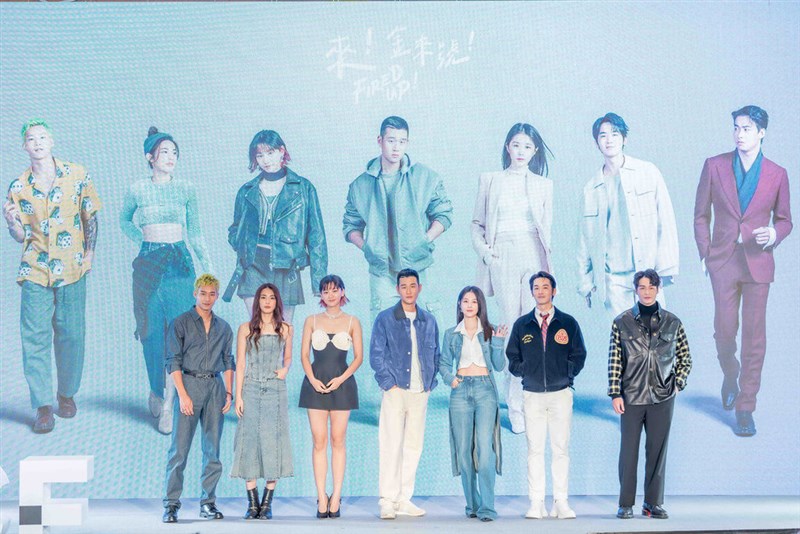 台湾ドラマ「来！金来号！」に出演するアンジェラ・ユン（左から3人目）、エリック・チョウ（同4人目）、シャオ・ユーウェイ（右から3人目）ら（大慕影芸提供）