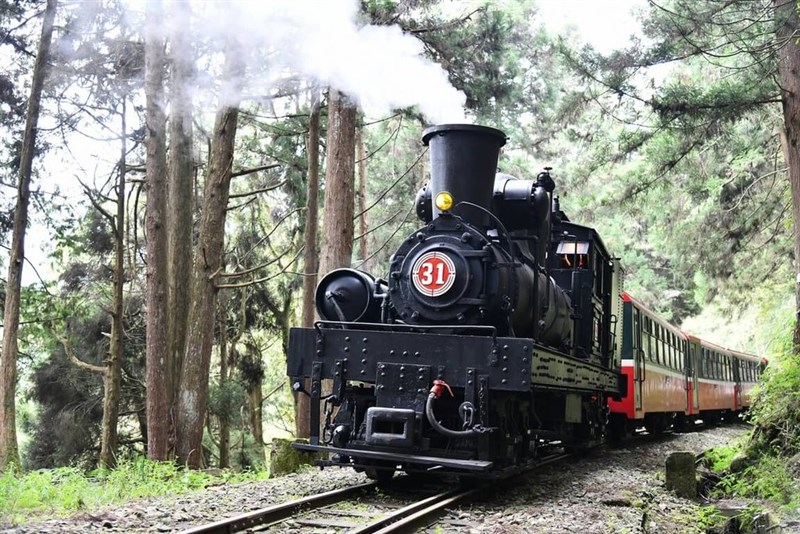蒸気機関車SL31がけん引する観光列車（黄玫璇さん提供）