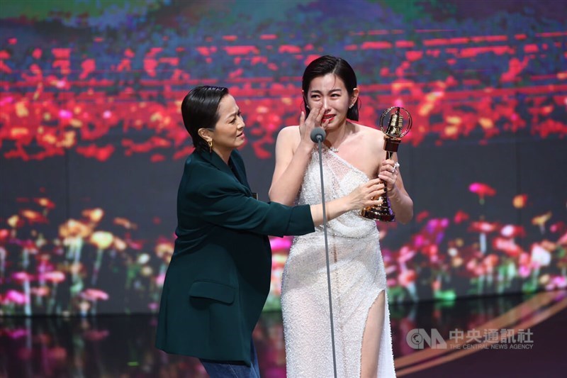 連ドラ部門の助演女優賞を受賞し、涙を流すミークーバイ(米可白)=中央社記者王騰毅撮影