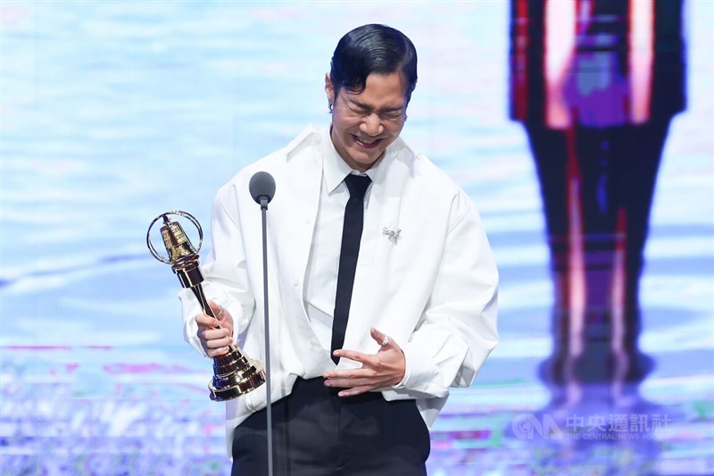 連続ドラマ部門主演男優賞を受賞し、ステージで声をつまらせるシュエ・シーリン(薛仕凌)=中央社記者王騰毅撮影