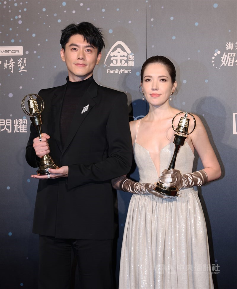 「ふたりの私」でミニドラマ・テレビ映画部門の主演男優賞に選ばれたトビー・リー(李程彬)と同主演女優賞を受賞したアン・シュー(許瑋甯)=プレスルームで中央社記者趙世勳撮影