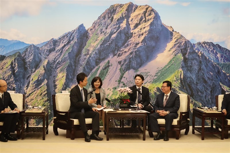 訪台した熊谷俊人千葉県知事（左2）と会談した鄭文燦行政院副院長（右）＝熊谷氏のX（旧ツイッター）より