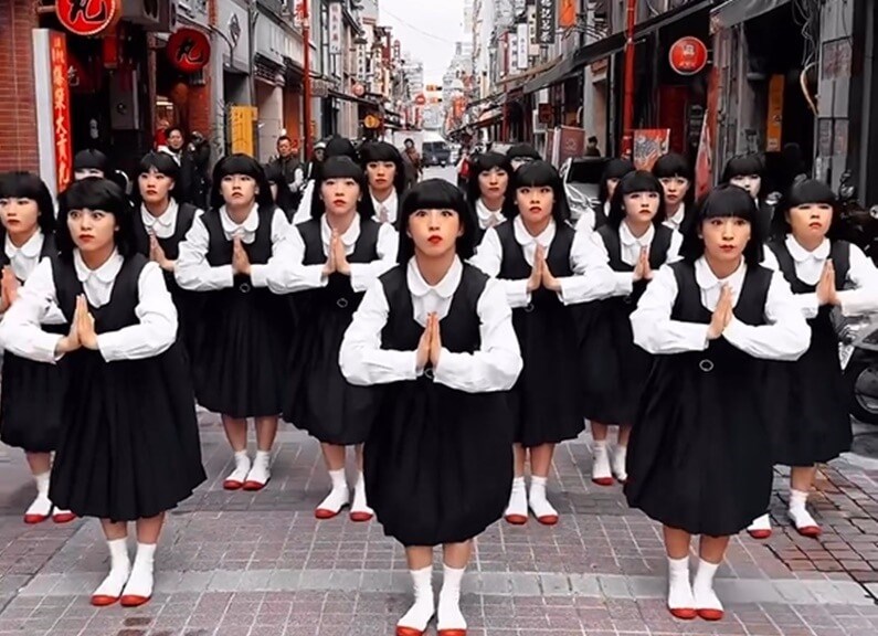 古い街並みが残る台北市内の大稲埕の路上で台湾らしさあふれる楽曲「保庇」（BOBEE）に合わせ踊る日本のダンスグループ「アバンギャルディ」＝同グループのインスタグラムより