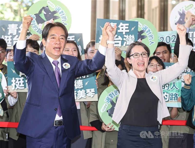 一番乗りで立候補を届け出た与党・民進党の総統候補、頼清徳副総統（手前左）と副総統候補の蕭美琴（同右）