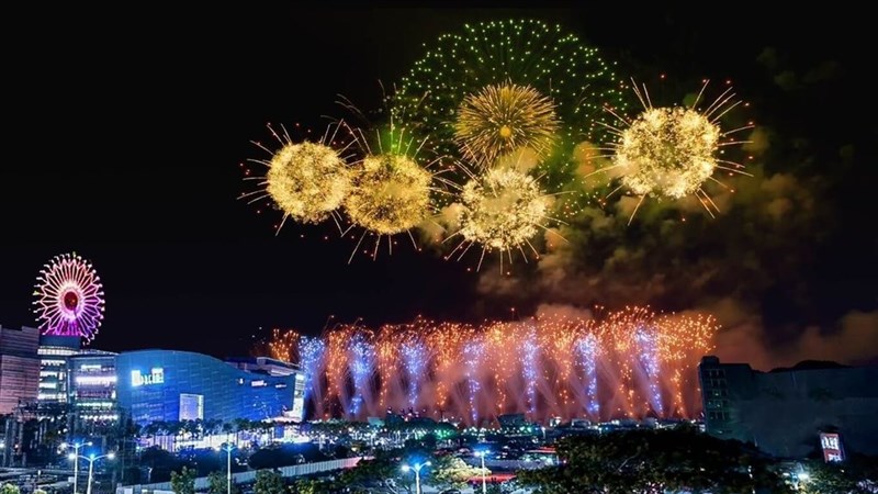 南部・高雄市のショッピングセンター、ドリームモール周辺で打ち上げられる花火＝資料写真、高雄市政府提供