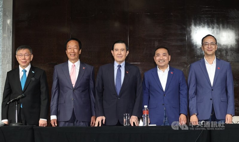 左から柯文哲前台北市長、郭台銘氏、馬英九前総統、侯友宜新北市長、朱立倫国民党主席