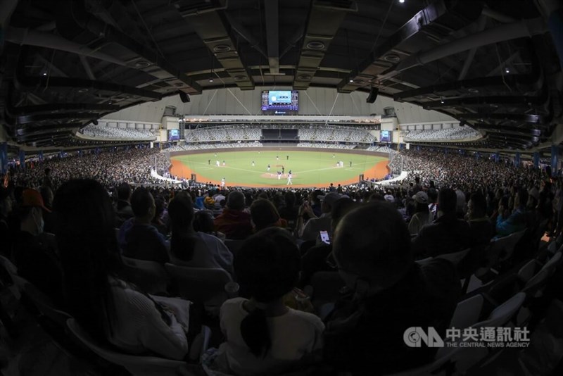 11月18日、野球の試験的試合が開催された台北ドーム＝資料写真