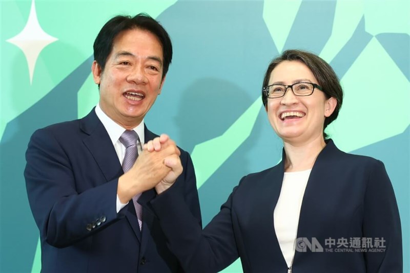 与党・民進党の総統候補、頼清徳副総統（左）と副総統候補の蕭美琴氏