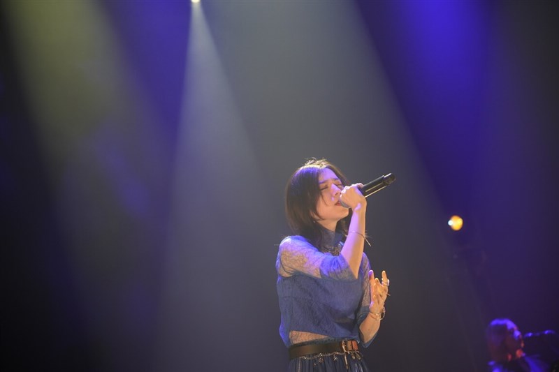 台湾公演で熱唱するシンガーソングライターのmilet（大鴻芸術提供）