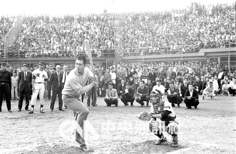 1965年に台北市立野球場（2000年に取り壊し）で行われたエキシビションゲームで一本足打法を披露する王貞治選手