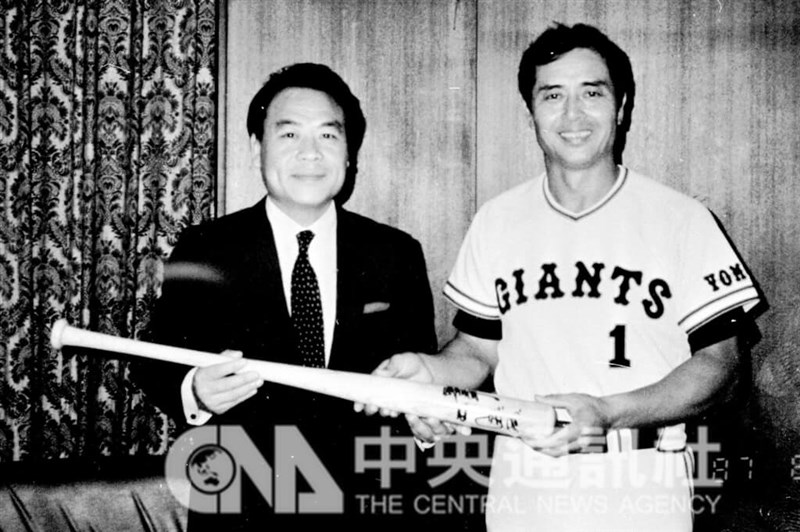後楽園球場を訪問した中華民国野球協会の唐盼盼理事長（左）に記念バットを贈る巨人の王貞治監督（肩書はいずれも1987年当時）