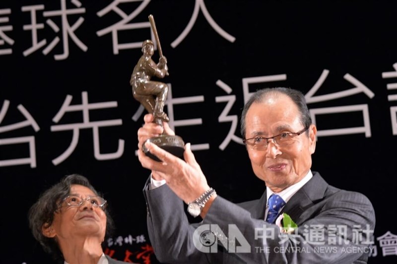 2015年に台湾野球殿堂入りを果たし、銅像を贈られた王貞治氏
