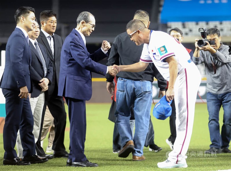 台北ドームの始球式に招かれたアジア選手権台湾代表の郭李建夫監督と握手を交わす王貞治氏。韓国との開幕戦を翌日に控える指揮官をガッツポーズで激励