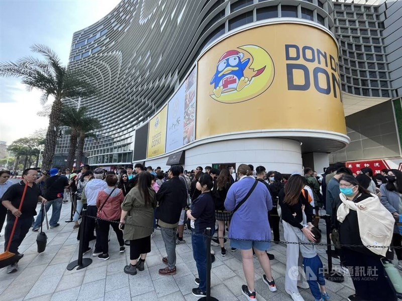 「DON DON DONKI」高雄大立店が入る建物の前にできた買い物客の行列