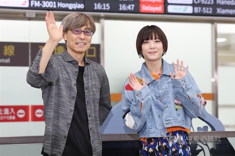 日本映画「隣人X -疑惑の彼女-」のPRのため訪台した熊澤尚人監督（左）と上野樹里（右）＝台北松山空港で2023年12月8日、中央社記者裴禛撮影