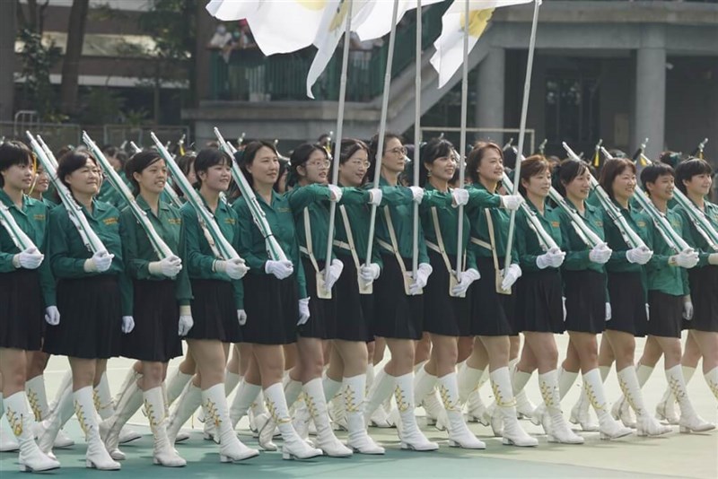 合同パフォーマンスに参加した台北市立第一女子高儀仗隊のメンバーとOGたち