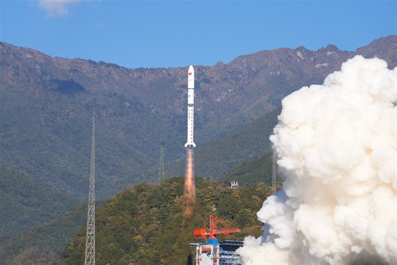 衛星を搭載して打ち上げられた「長征」ロケット＝10日、中国・西昌衛星発射センター（中新社提供）