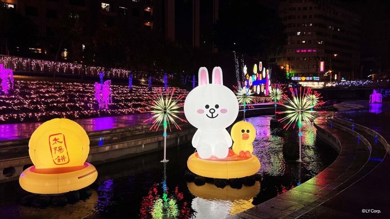 台中市のクリスマスイベント「台中耶誕嘉年華」で柳川に浮かべられたコニーとサリーのオブジェ（台中市政府提供）