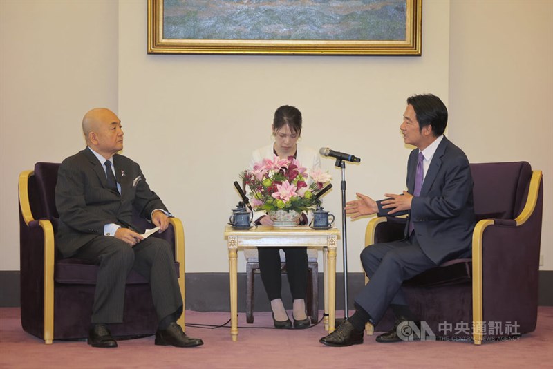 日本台湾交流協会台北事務所の片山和之新代表（左）と会談する頼清徳副総統