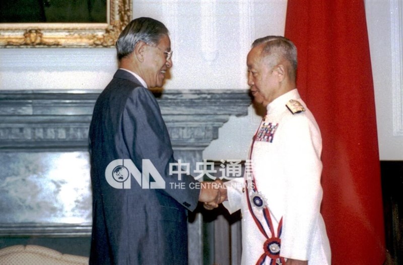 李登輝総統（左）から「青天白日勲章」を授与された劉和謙参謀総長（肩書はいずれも1995年当時）