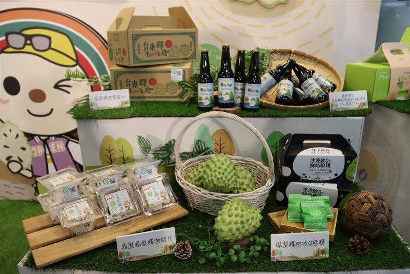 台湾セブン-イレブンで販売されている国産アテモヤを使った生鮮品や加工品（農糧署提供）
