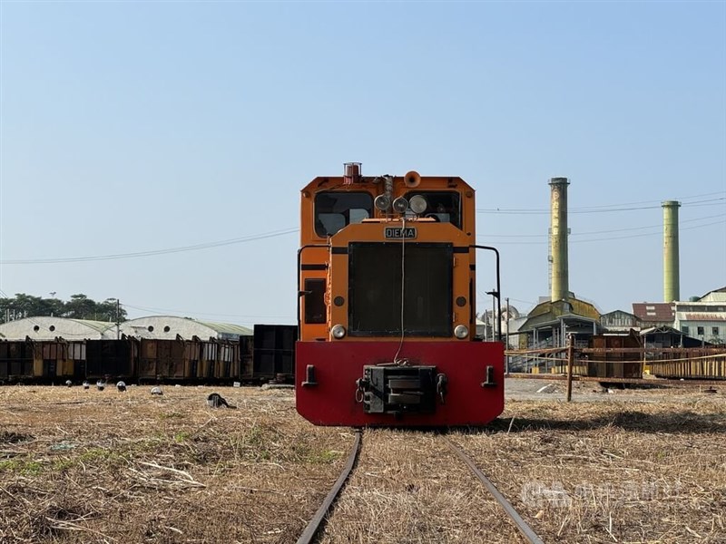 中部・雲林県の製糖工場にサトウキビを運搬する糖業鉄道の機関車＝13日、姜宜菁撮影