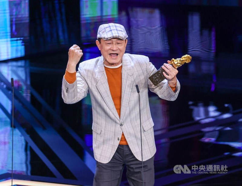 「Old Fox」で、一代で富を築き上げた冷徹ながら寂しい一面も抱える家主を演じたアキオ・チェン（陳慕義）。2003年に「黒狗来了」で助演男優賞にノミネートされて以来、20年越しの受賞となった＝2023年11月25日、中央社記者鄭清元撮影