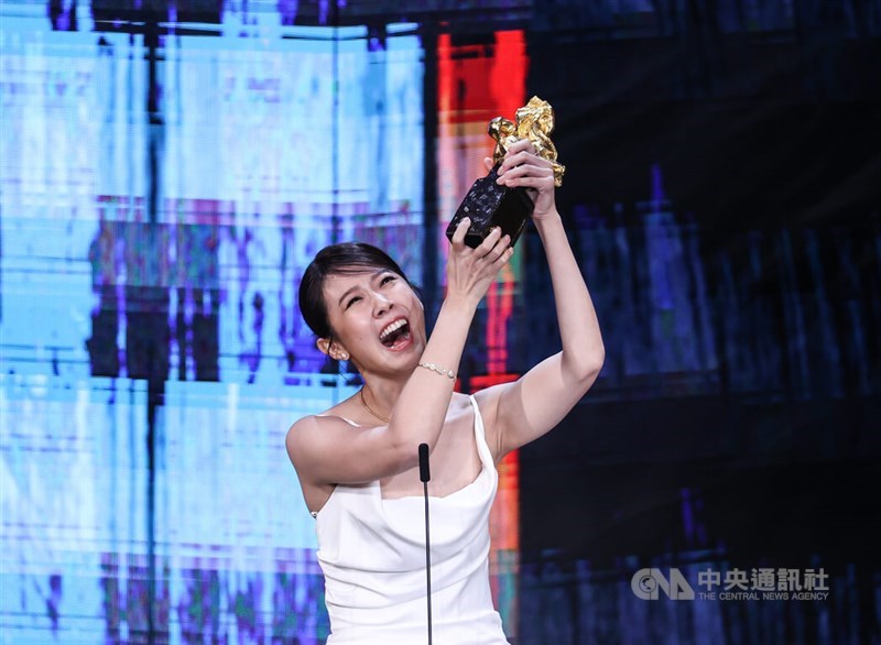 ステージで両親に向けて「受賞しました」とトロフィーを両手で高く掲げて大きな声で叫んだベアトリス・ファン（方志友）。「役者をできるのは幸せなこと」だとし、「これからも演じ続けます」と感激に満ちた表情で力強く語った。ベアトリスは初ノミネートにして初受賞＝2023年11月25日、中央社記者鄭清元撮影