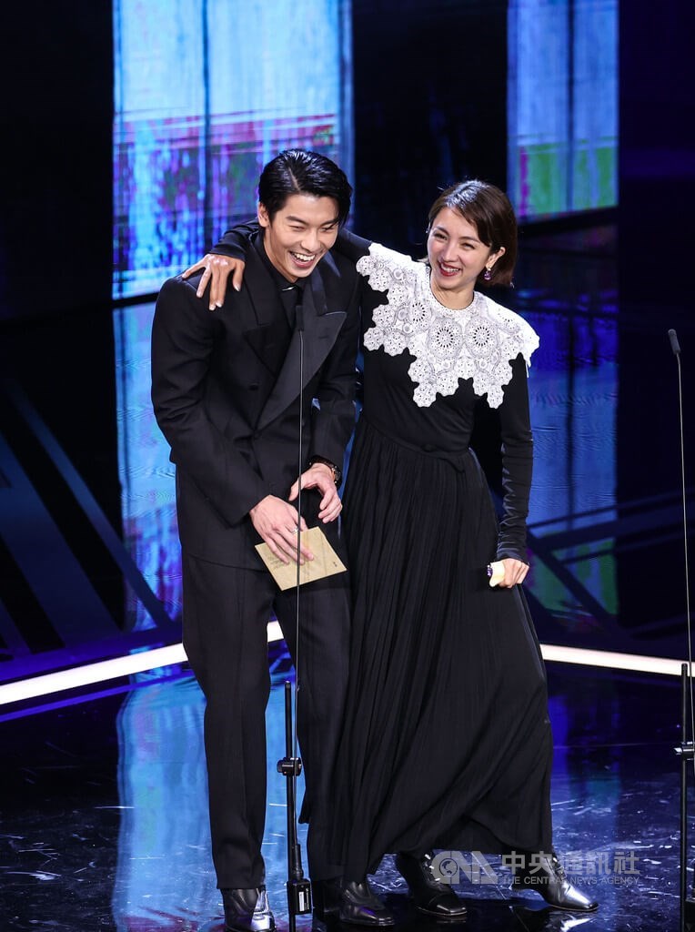 人気俳優のグレッグ・ハン（許光漢、左）とフレンドリーなやり取りを見せる満島ひかり（右）＝2023年11月25日、中央社記者鄭清元撮影