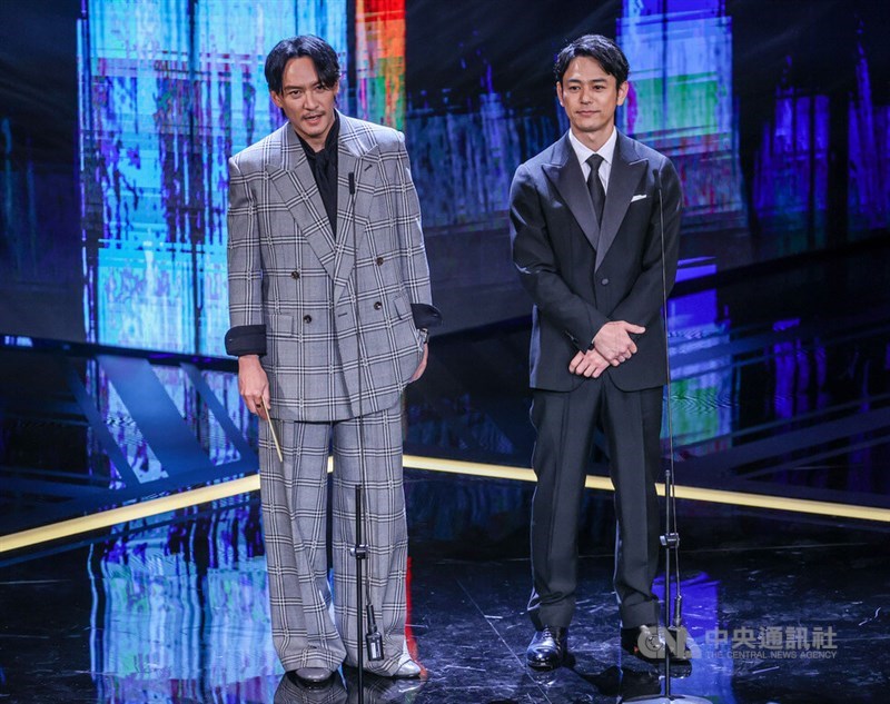 俳優のチャン・チェン（張震、左）とプレゼンターを務める妻夫木聡（右）＝2023年11月25日、中央社記者鄭清元撮影