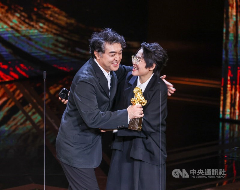 作品賞を受賞して抱き合う「石門」の大塚竜治監督（左）とホアン・ジー（黄驥）監督＝2023年11月25日、中央社記者鄭清元撮影