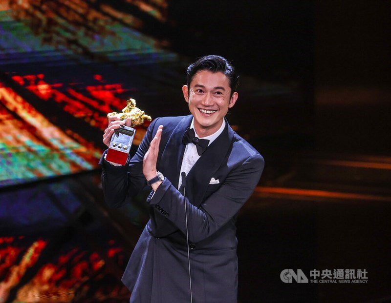 「アバンとアディ」（富都青年）で主演男優賞を受賞し、笑顔を見せるウー・カンレン（呉慷仁）＝2023年11月25日、中央社記者鄭清元撮影