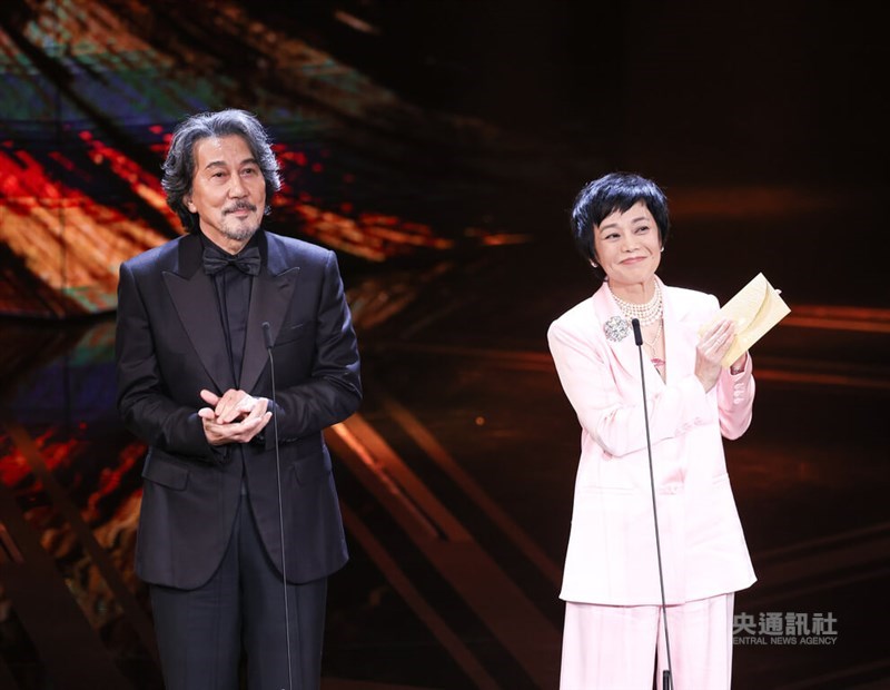 俳優のシルビア・チャン（張艾嘉、右）とプレゼンターを務める役所広司（左）＝2023年11月25日、中央社記者鄭清元撮影