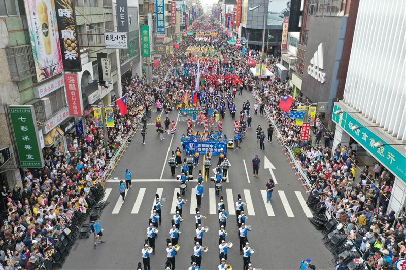 南部・嘉義市で16日、恒例の国際ブラスバンドフェスティバルが開幕。同日行われたパレードでは日本の高校や中学校6校の部活動を含む53団体が市内を練り歩いた＝嘉義市政府提供
