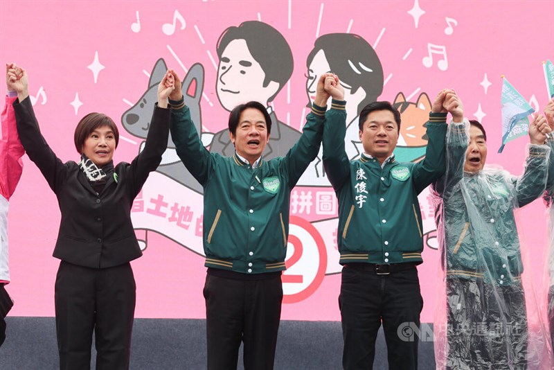 台湾一周の選挙活動を本格始動させた頼清徳副総統（左から２人目）