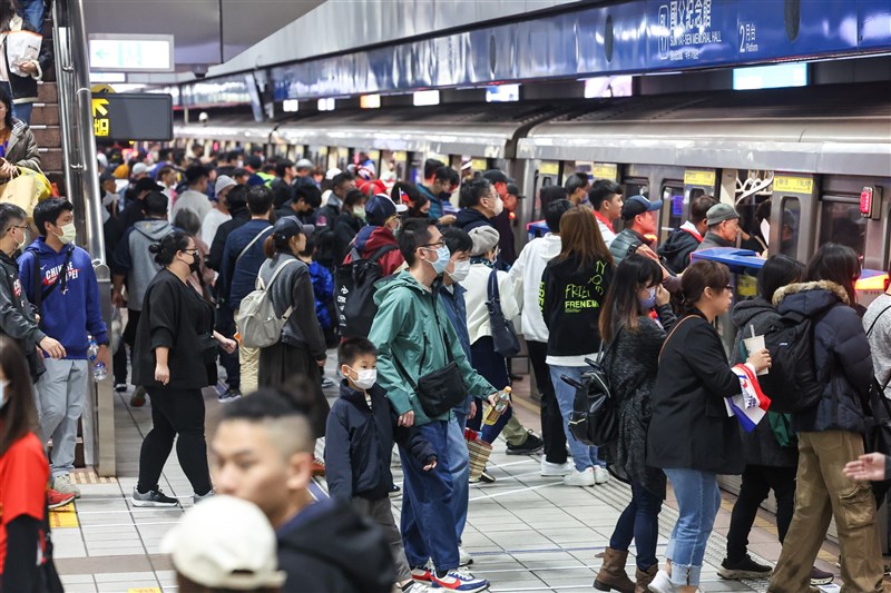 台北メトロ板南線国父記念館駅のホーム＝資料写真