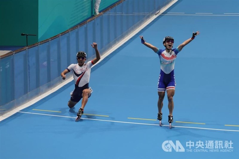 杭州アジア大会のローラースケート男子3000メートルリレー決勝では台湾が0.01秒の僅差で韓国に逆転勝利し、金メダルを獲得した＝2023年10月2日、中央社記者裴禛撮影