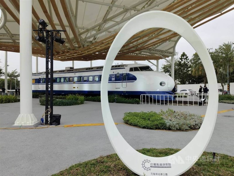 台南市の「花魁車地景公園」で展示されている元新幹線0系電車